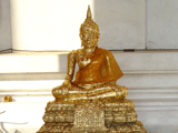 Buddah - beklebt mit kleinen Goldplättchen, welche an Stellen geklebt werden die in der folgenden Reinkarnation besser ausgestattet werden sollte