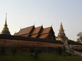 Lampang und der Wat Phra  Keo Don Tao mit seinem 50 m hohen godenem Chedi
